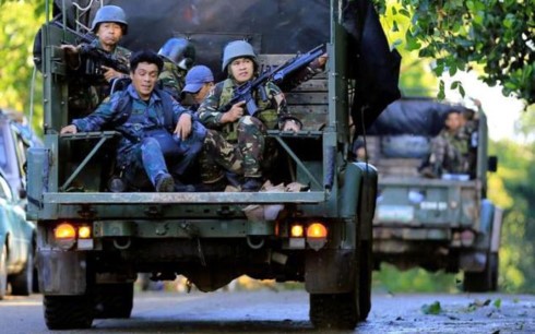 Kira-kira 2.000 orang terjebak dalam baku tembak di Marawi - ảnh 1