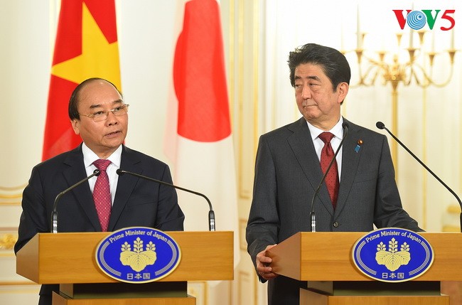 PM Vietnam, Nguyen Xuan Phuc dan PM Jepang, Shinzo Abe bersama-sama memimpin jumpa pers - ảnh 1