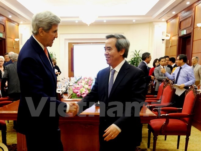 Kepala Departemen Ekonomi KS PKV, Nguyen Van Binh menerima mantan Menlu AS, John Kerry - ảnh 1