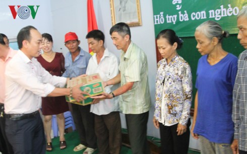 Badan usaha Vietnam memberikan bingkisan kepada para diaspora Vietnam dan warga miskin di Kamboja - ảnh 1