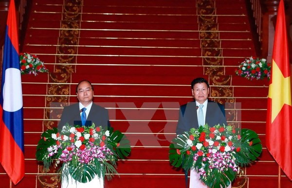 PM Laos merasa puas terhadap perkembangan hubungan Vietnam-Laos - ảnh 1