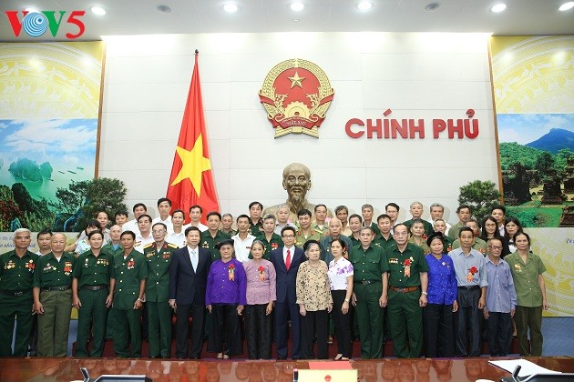 Deputi PM Vietnam, Vu Duc Dam bertemu delegasi peserta Provinsi Bac Kan - ảnh 1