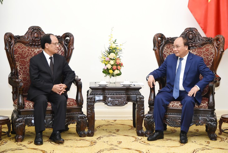 PM Vietnam, Nguyen Xuan Phuc menerima Sekjen ASEAN, Le Luong Minh dan Presiden Institut Penelitian Ekonomi ASEAN dan Asia Timur (ERIA), Hidetoshi Nishimura  - ảnh 1