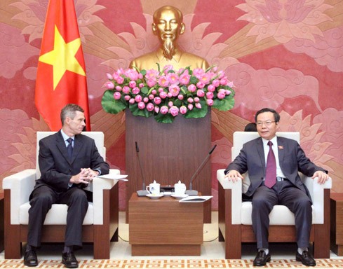  Wakil Ketua MN Vietnam, Phung Quoc Hien menerima Presiden Ford ASEAN - ảnh 1