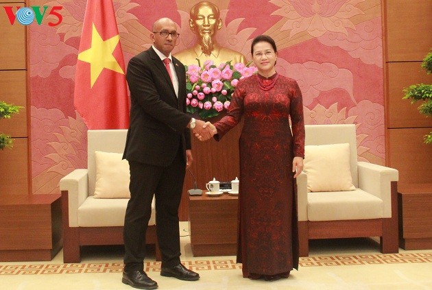 Ketua MN Vietnam, Nguyen Thi Kim Ngan menerima Dubes Kuba, Hermenio Lopez - ảnh 1