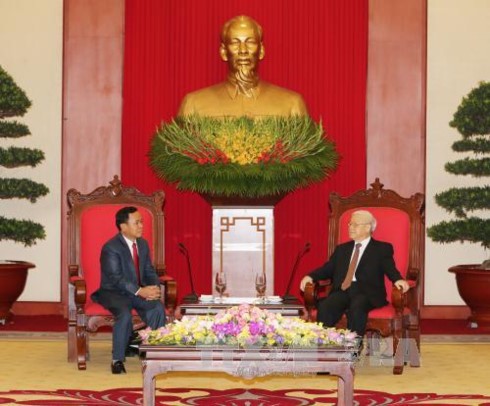 Sekjen KS PKV Nguyen Phu Trong menerima delegasi anggota Partai Rakyat Revolusioner Laos - ảnh 1
