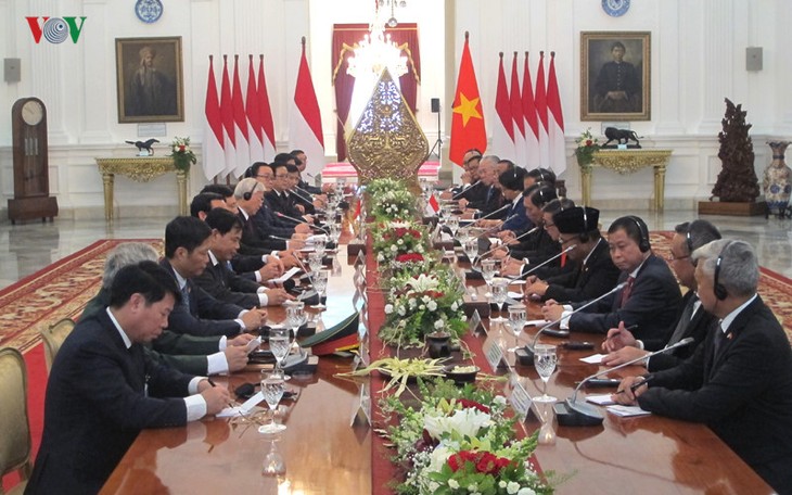 Sekjen KS PKV Nguyen Phu Trong mengakhiri dengan baik kunjungan resmi di Republik Indonesia dan kunjungan kenegaraan di Republik Federasi Myanmar - ảnh 1