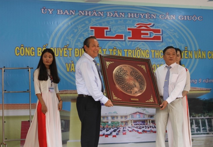 Deputi PM  Vietnam, Truong Hoa Binh menghadiri upacara meresmikan nama Sekolah Menengah Pertama Nguyen Van Chinh di Provinsi Long An - ảnh 1