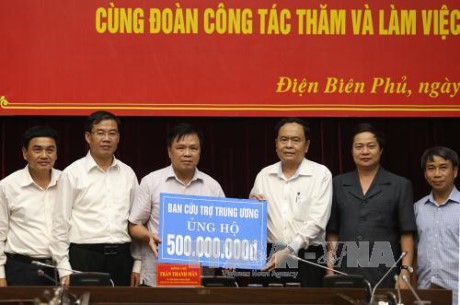 Ketua Pengurus Besar Front Tanah Air Vietnam, Tran Thanh Man mengunjungi warga yang terkenakan pengaruh karena hujan dan banjir di Provinsi Dien Bien - ảnh 1