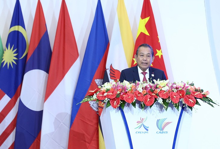 Vietnam bersedia mengembangkan peranan sebagai jembatan penghubung antara Komunitas Ekonomi ASEAN dan Tiongkok - ảnh 1