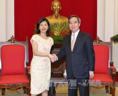 Kepala Departemen Ekonomi KS PKV, Nguyen Van Binh secara terpisah menerima Dubes Kanada dan Dubes Perancis untuk Vietnam - ảnh 1