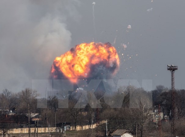 Mengungsikan secara darurat puluhan ribu orang setelah ada ledakan gudang senjata di Ukraina - ảnh 1