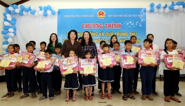 Wapres Vietnam, Dang Thi Ngoc Thinh memberikan beasiswa dan bingkisan Festival Medio Musim Rontok di Kota Hue - ảnh 1
