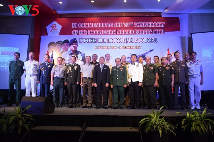Resepsi khidmat memperingati ultah ke-72 berdirinya Tentara Nasional Indonesia - ảnh 1