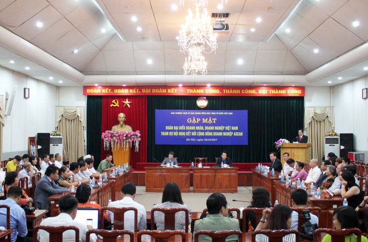 Ketua Pengurus Besar Front Tanah Air Vietnam melakukan pertemuan dengan para wirausaha dan badan-badan usaha yang tipikal - ảnh 1