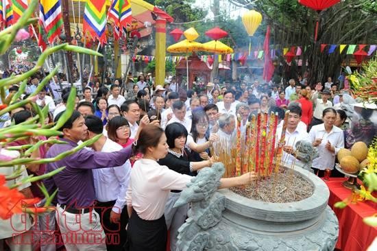 Festival Musim Gugur Con Son-Kiep Bac: puluhan ribu warga menghadiri upacara memohon ketenteraman dan festival lampu bunga - ảnh 1