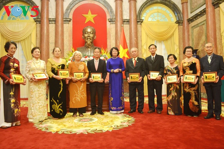 Wapres Vietnam, Dang Thi Ngoc Thinh menerima delegasi para mantan guru diaspora Vietnam di Thailand - ảnh 1