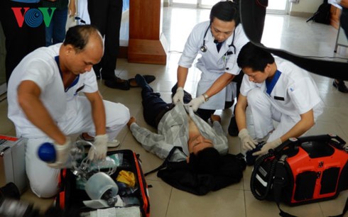 Latihan menghadapi rawat darurat melayani Pekan Tingkat Tinggi APEC - ảnh 1
