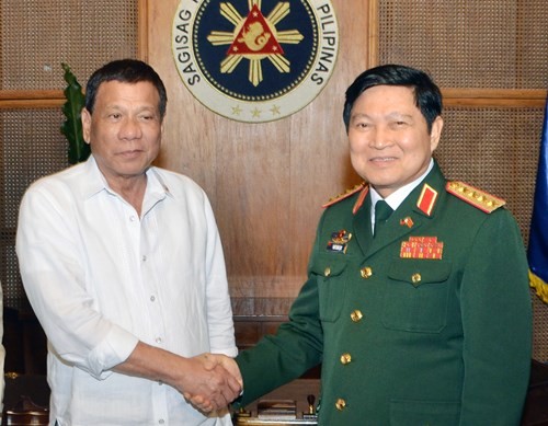 Memperkuat kerjasama pertahanan untuk turut mendorong hubungan kemitraan strategis Vietnam-Filipina - ảnh 1