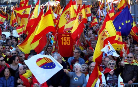 Pawai protes terhadap pemisahan Katalonia keluar dari Spanyol - ảnh 1