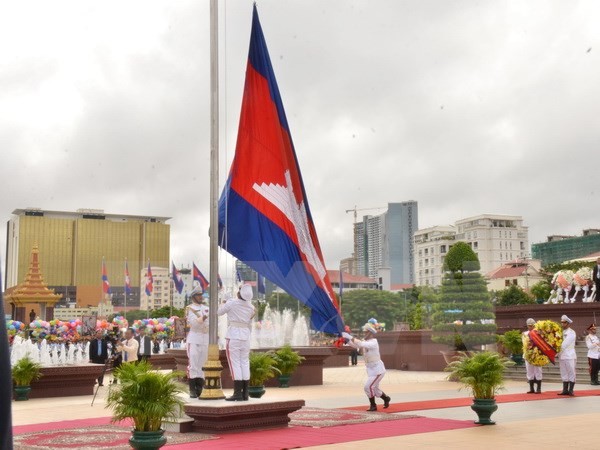 Kamboja mengadakan dengan khitmad upacara peringtan ultah ke-64 Hari Kemerdekaan - ảnh 1