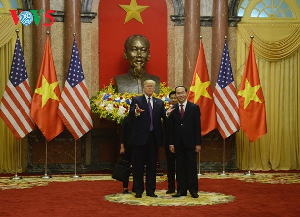 Presiden Vietnam, Tran Dai Quang mengadakan resepsi kenegaraan menyambut Presiden AS, Donald Trump - ảnh 1