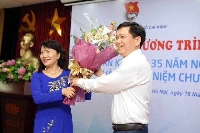 Upacara pemberian lencang peringatan “Demi generasi muda” kepada 14 pejabat di Kementerian Pendidikan dan Pelatihan Vietnam - ảnh 1