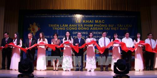 Pameran foto dan film reportase-dokumenter dalam Komunitas ASEAN di Vietnam - ảnh 1