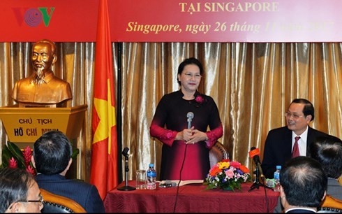 Ketua MN Vietnam, Ibu Nguyen Thi Kim Ngan mengunjungi Kedubes Vietnam untuk Singapura - ảnh 1
