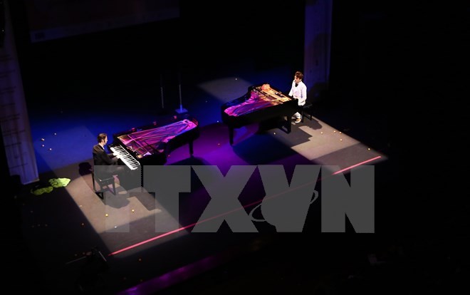 Dua pianis Jerman yang terkemuka melakukan pertunjukan di Kota Hanoi - ảnh 1