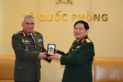 Menhan Vietnam, Ngo Xuan Lich menerima Ketua Komisi Militer Uni Eropa - ảnh 1