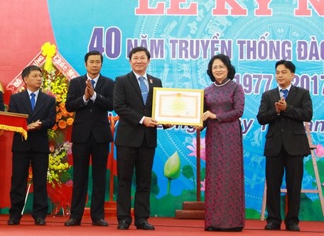 Wapres Vietnam, Dang Thi Ngoc Thinh menghadiri upacara peringatan ultah ke-40 Pembentukan Sekolah Tinggi Pembanguan Mien Tay  - ảnh 1