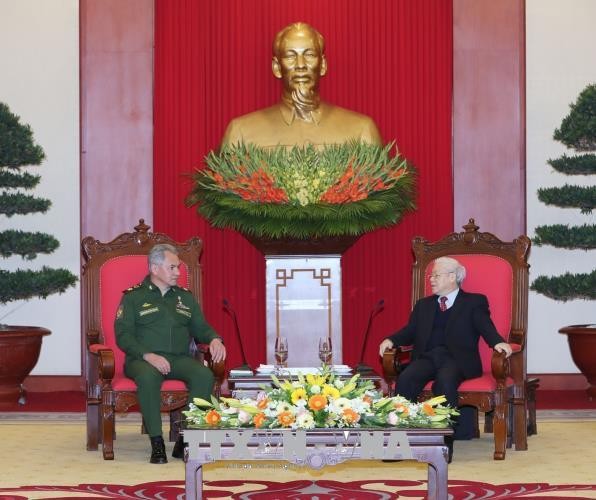 Para pemimpin Partai dan Negara Vietnam menerima Menhan Federasi Rusia - ảnh 1