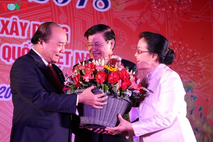 PM Vietnam dan PM Laos menghadiri “Hari Raya Tet Komunitas” untuk merayakan Tahun Baru Mau Tuat 2018 - ảnh 1
