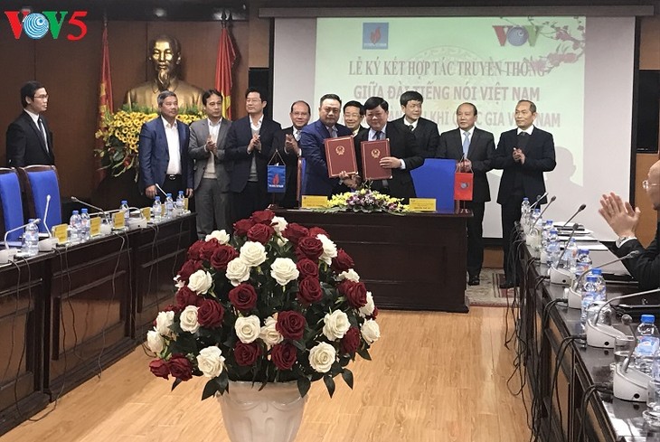 VOV dan Grup Permigasan Nasional Vietnam menandatangani naskah kerjasama komunikasi - ảnh 1