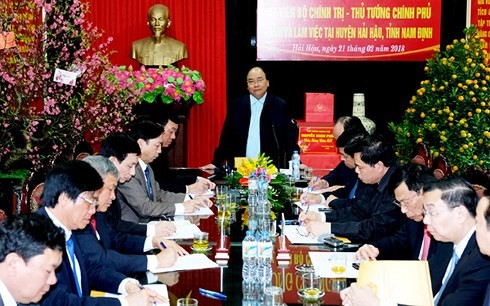 PM Vietnam, Nguyen Xuan Phuc mengunjungi dan memberikan semangat kepada  para petani di Provinsi Nam Dinh - ảnh 1