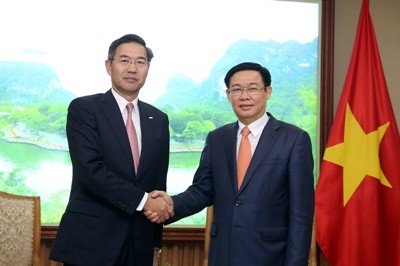 Deputi PM Vietnam, Vuong Dinh Hue, secara terpisah menerima Presiden Sumitomo Mitsui dan Presiden urusan hubungan Pemerintah dan Hukum Perusahaan Asuransi Prudential - ảnh 1