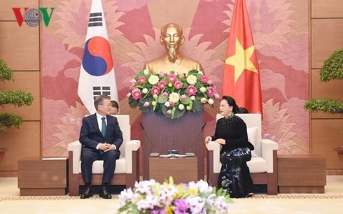 Ketua MN Vietnam, Ibu Nguyen Thi Kim Ngan melakukan pertemuan dengan Presiden Republik Korea, Moon Jae-in - ảnh 1