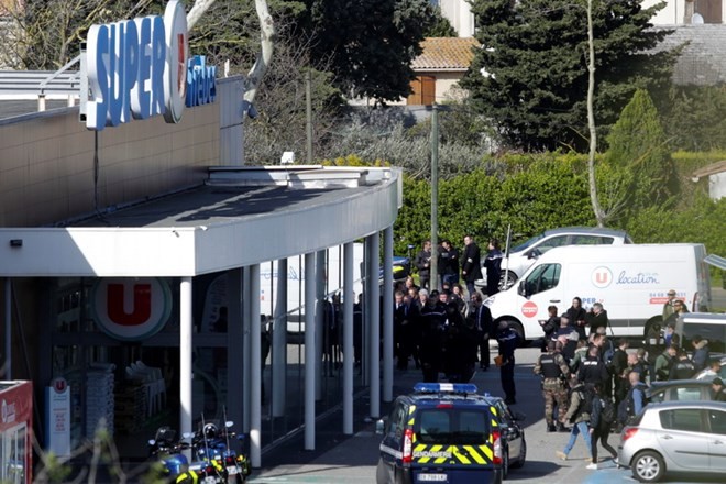 Kotamadya Trebes, Perancis mengenangkan para korban dalam peculikan sandra - ảnh 1