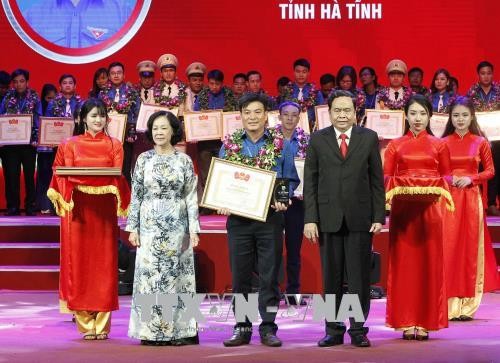 Memperingati ultah ke-87 Hari Berdirinya Liga Pemuda Komunis Ho Chi Minh dan memberikan Penghargaan Ly Tu Trong - ảnh 1