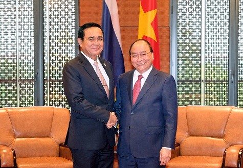PM Vietnam, Nguyen Xuan Phuc menerima PM Thailand di sela-sela GMS-6 - ảnh 1