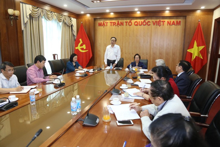 Ketua Pengurus Besar Front Tanah Air Vietnam, Tran Thanh Man melakukan temu kerja dengan Asosiasi Penyuluhan Belajar Vietnam dan Komite Persatuan Katolik Vietnam - ảnh 1