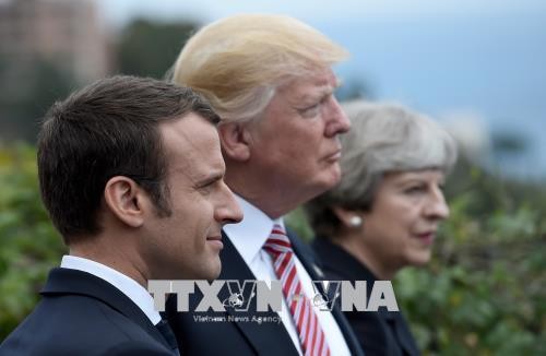 Presiden Donadl Trump melakukan pembicaraan telepon dengan pimpinan Inggris dan Perancis - ảnh 1