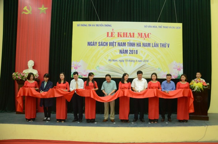 Hari Buku Vietnam 2018: Memacu dan mengembangkan budaya membaca dalam masyarakat - ảnh 1