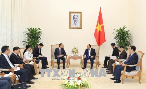 PM Vietnam, Nguyen Xuan Phuc menerima Ketua Zona Otonomi Zhoang, Tiongkok - ảnh 1