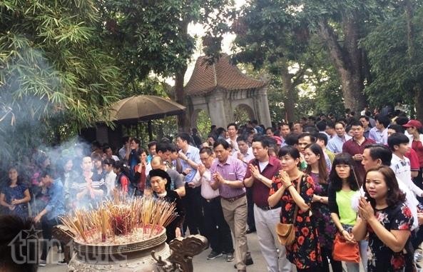 Jumlah wisatawan, khususnya kaum diaspora Vietnam yang datang ke Kuil Raja Hung semakin meningkat - ảnh 1