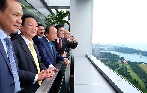 PM Vietnam, Nguyen Xuan Phuc mengunjungi Pelabuhan Singapura dan Supply Chain City - ảnh 1