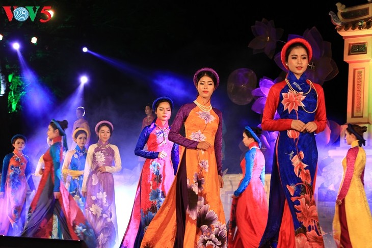 Pagelaran busana Ao Dai diadakan dalam rangka Festival Hue 2018 - ảnh 1