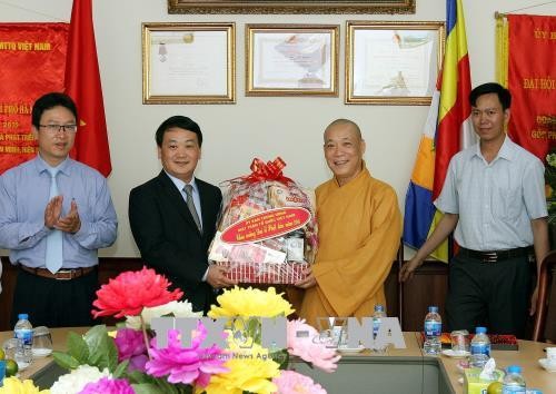  Sangha Buddha Vietnam merupakan “jembatan” yang mantap antara Partai Komunis, Negara dan Front Tanah Air Vietnam dengan para biksu-biksuni dan penganut Buddhis di dalam dan luar negeri - ảnh 1