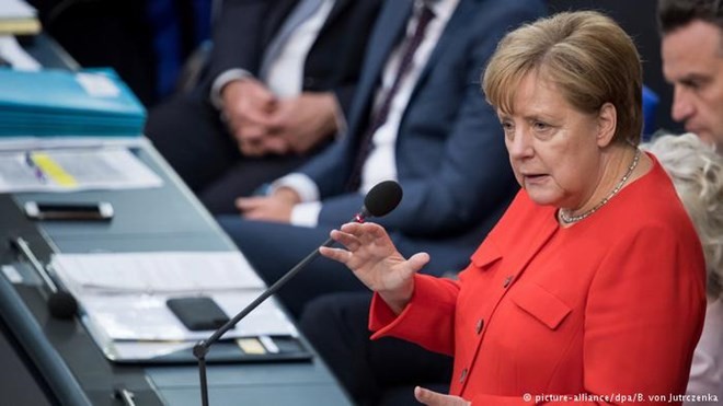 Kanselir Jerman, Angela Merkel menjawab interpelasi para legislator - ảnh 1